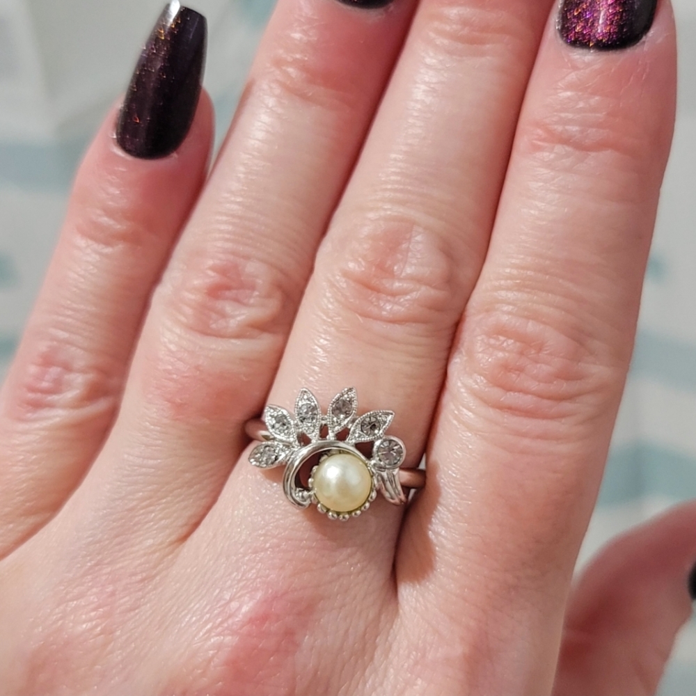 1975 Avon FanFare Ring~A Pearl on Silver-tone w/Rhinestones. Built-in Sizer